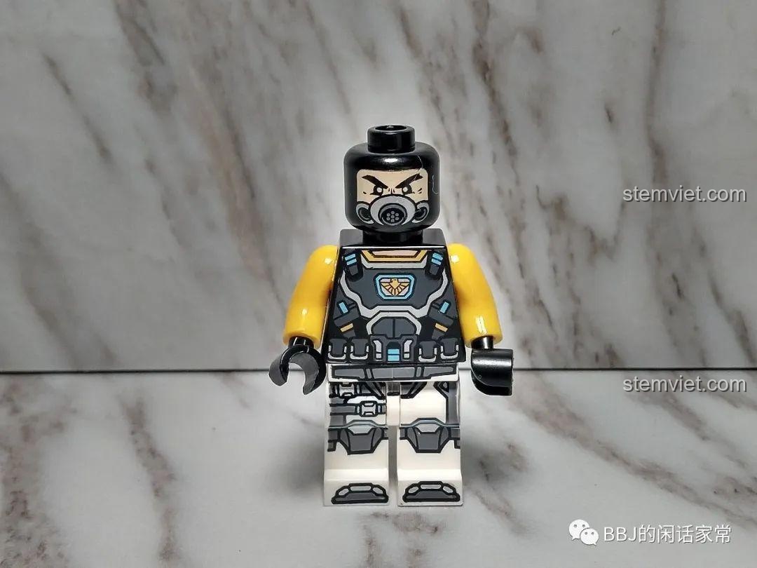 Minifigure anh hùng Daniel trong bộ đồ chơi lắp ghép Tàu bay chiến đấu công nghệ cao.