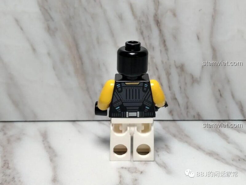 Mặt sau của minifigure Daniel từ bộ ENLIGHTEN 2701 Máy bay phản lực viễn tưởng.