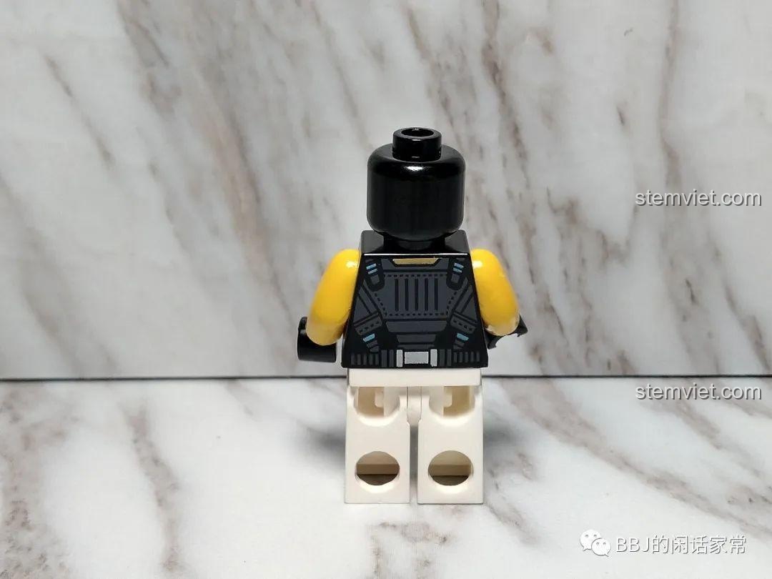 Mặt sau của minifigure Daniel từ bộ ENLIGHTEN 2701 Máy bay phản lực viễn tưởng.