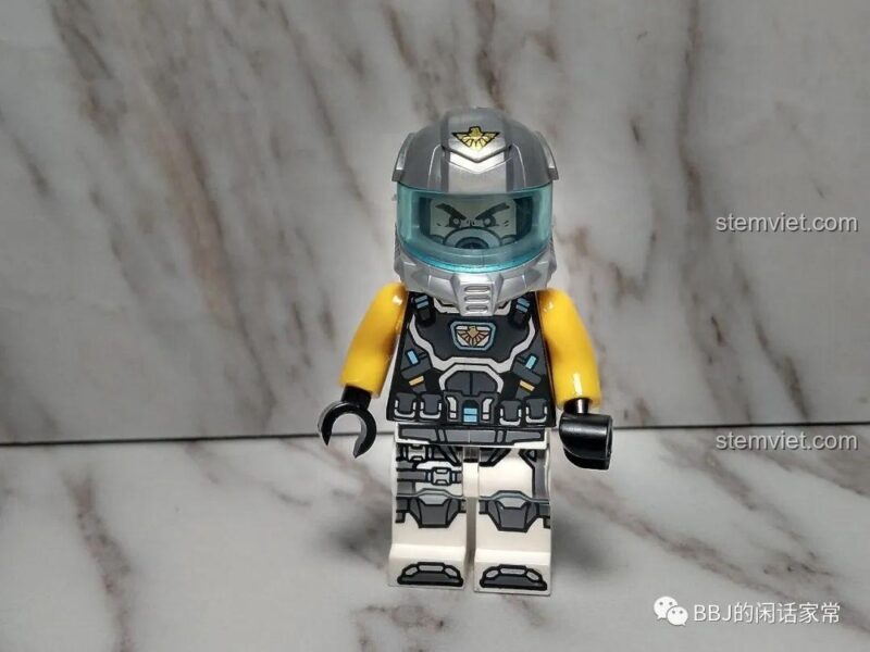 Minifigure Daniel trang bị mũ bảo hộ phi công trong bộ lắp ráp Chiến đấu cơ không gian màu xanh.