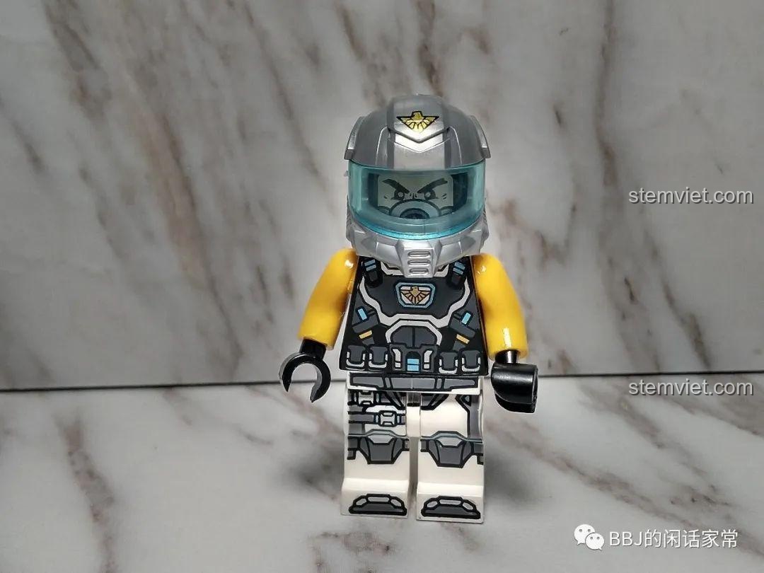 Minifigure Daniel trang bị mũ bảo hộ phi công trong bộ lắp ráp Chiến đấu cơ không gian màu xanh.
