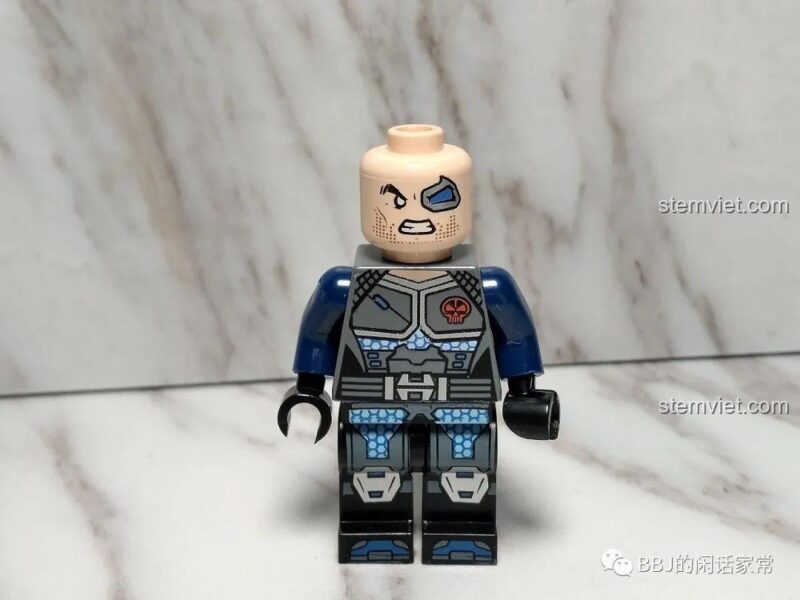 Chi tiết minifigure phản diện Leo trong bộ xếp hình Phi cơ chiến đấu tương lai 2701.