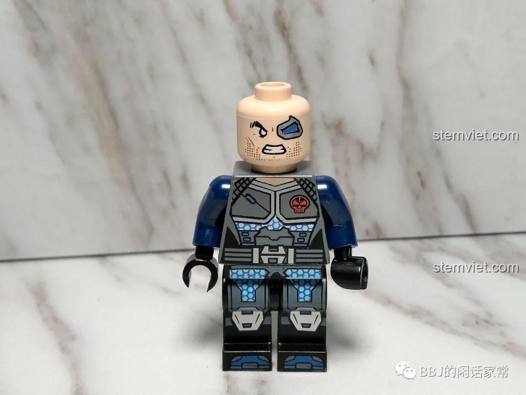 Chi tiết minifigure phản diện Leo trong bộ xếp hình Phi cơ chiến đấu tương lai 2701.