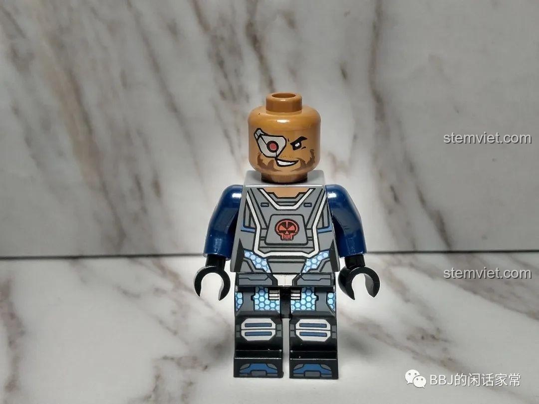 Minifigure phản diện Maxi của bộ lắp ráp Chiến Đấu Cơ Ngọn Lửa Xanh.