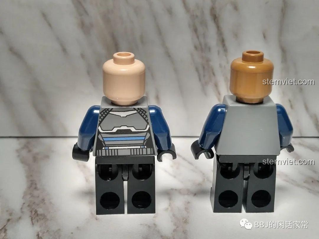 Thiết kế in mặt sau chi tiết của các minifigures trong bộ QMAN 2701.
