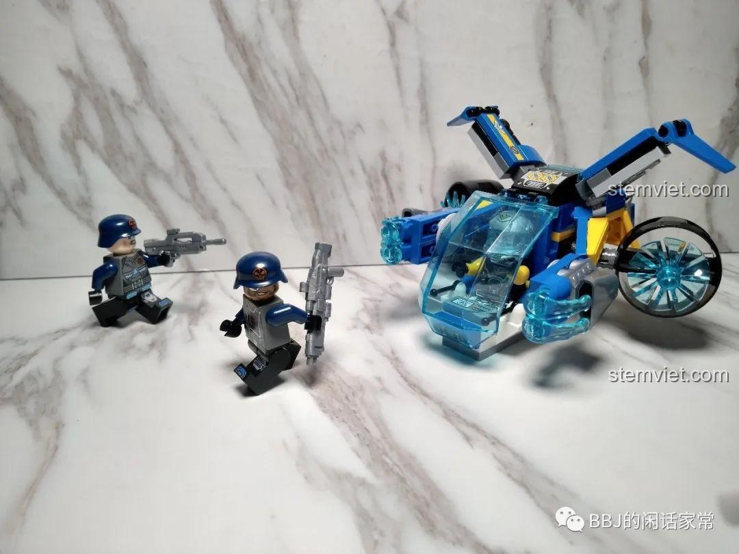 Hai minifigures phản diện đang tấn công mô hình QMAN 2701.