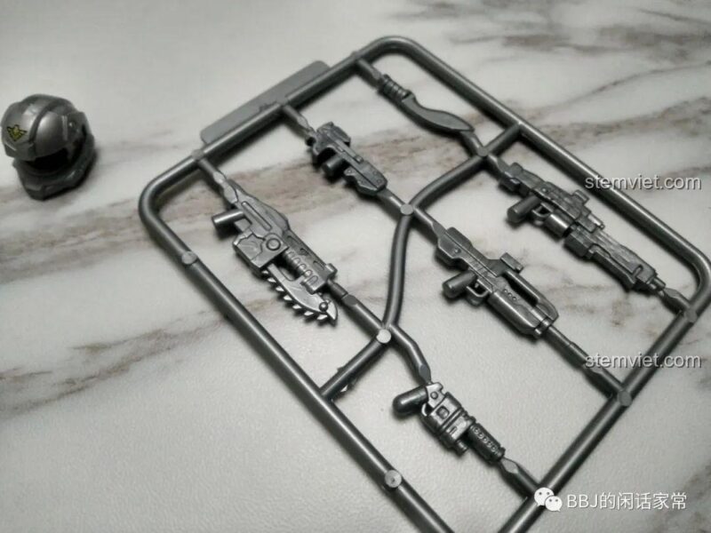 Phụ kiện vũ khí đi kèm trong bộ đồ chơi lắp ghép ENLIGHTEN 2701.