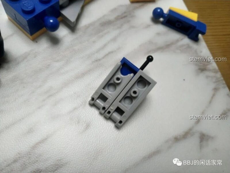 Một cụm chi tiết đang được lắp ráp từ bộ QMAN 2701.