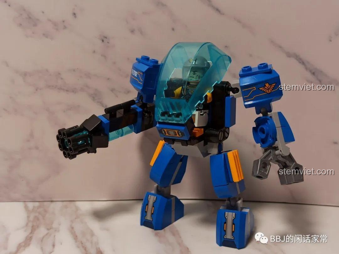 Cận cảnh minifigure nữ Hannah trong bộ đồ chơi mô hình Mecha Chiến Đấu Xanh 2702, chi tiết sắc nét, chất lượng cao.