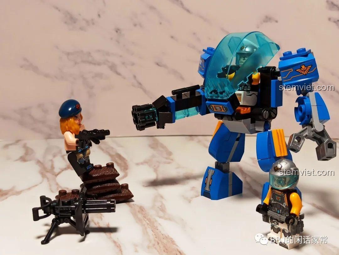 Toàn cảnh bộ lắp ráp Robot Chiến Binh Thép QMAN 2702 và 3 minifigures, tái hiện một trận chiến khoa học viễn tưởng hấp dẫn cho bé trai 6 tuổi.