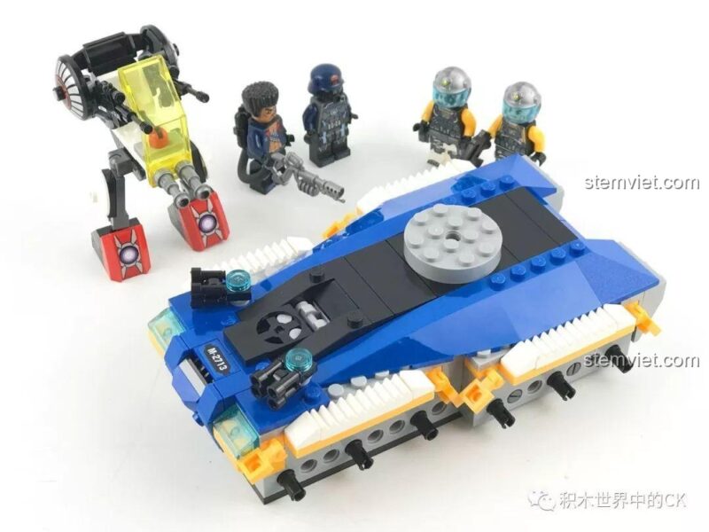 Mô hình xe tăng QMAN 2713 đang dần hoàn thiện phần thân xe màu xanh và đen.
