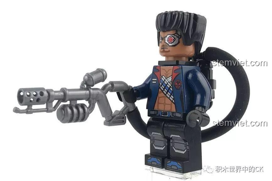 Minifigure Abaddon cầm vũ khí súng phun lửa, sẵn sàng chiến đấu trong bộ đồ chơi Xe Tăng Khải Huyền.