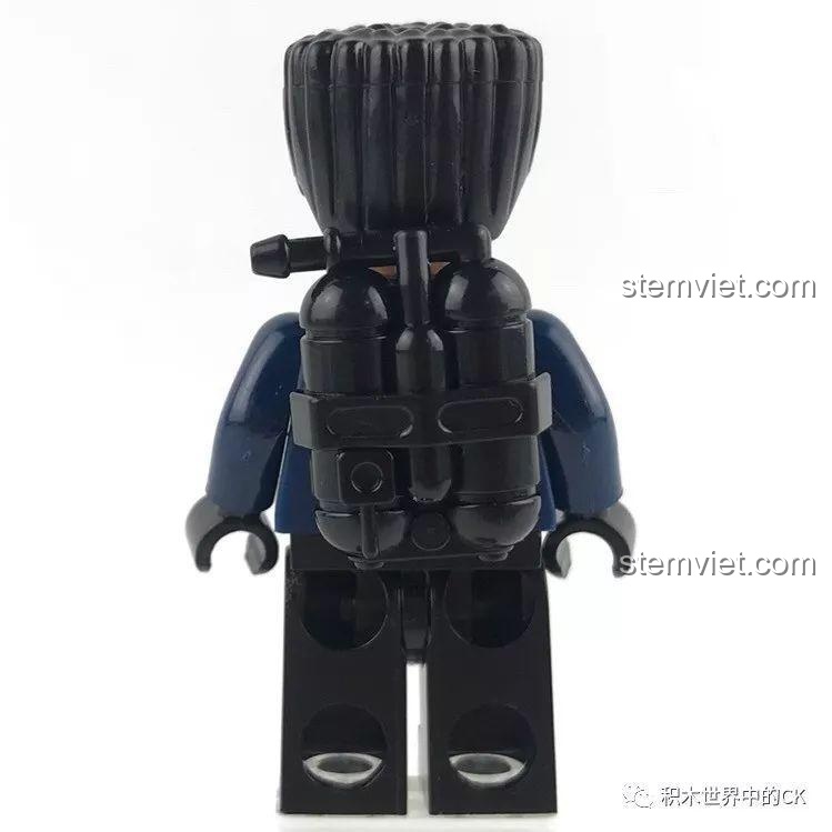 Mặt sau của minifigure Abaddon với bình dưỡng khí hoặc động cơ phản lực chi tiết.