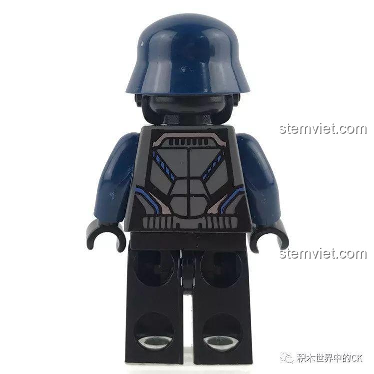 Mặt sau của minifigure Finn, cho thấy chi tiết in trên lưng áo giáp.