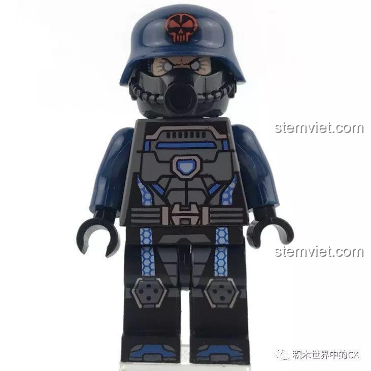 Minifigure Finn, một người lính phe phản diện trong bộ QMAN 2713, với mặt nạ phòng độc và giáp kiên cố.