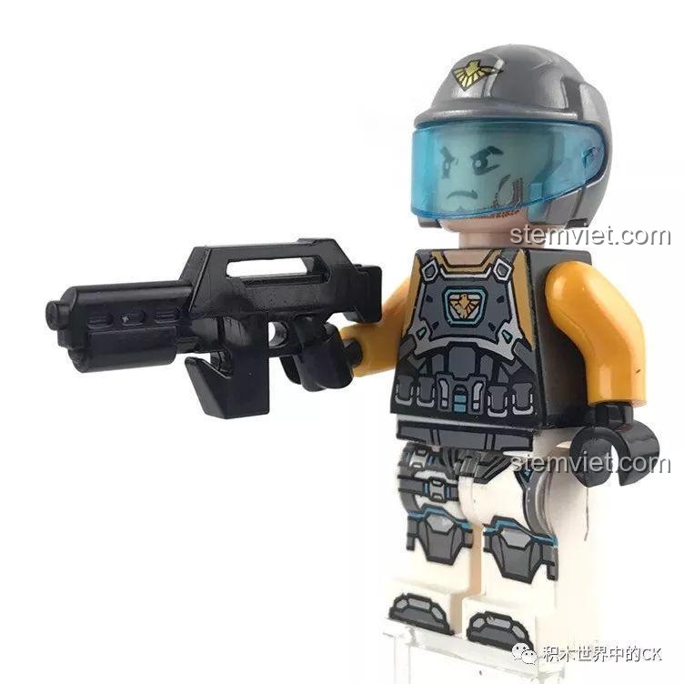 Minifigure George cầm súng trường, một trong những người lính của bộ lắp ráp QMAN 2713.