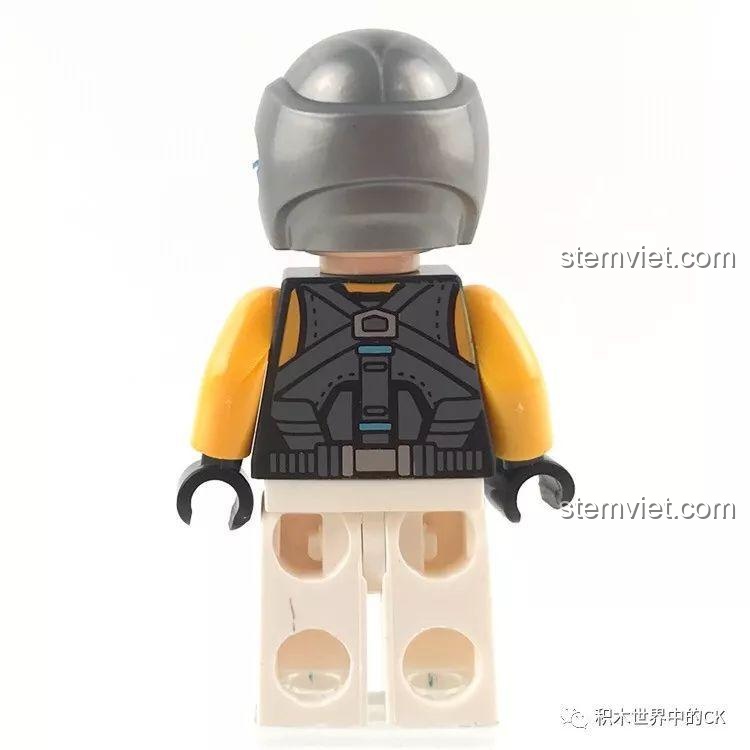 Mặt sau của minifigure George, với các chi tiết giáp và đai lưng được in sắc nét.