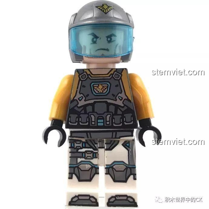 Minifigure George, một phi công xe tăng phe chính diện, với mũ bảo hiểm và giáp hiện đại.