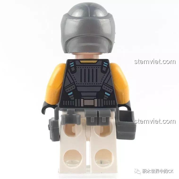 Mặt sau của minifigure Zuo Zhi, thể hiện chi tiết in trên lưng và hông.
