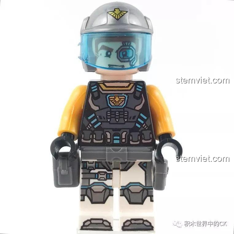 Minifigure Zuo Zhi, một người lính phe chính diện khác, với biểu cảm quyết tâm và trang bị công nghệ cao.
