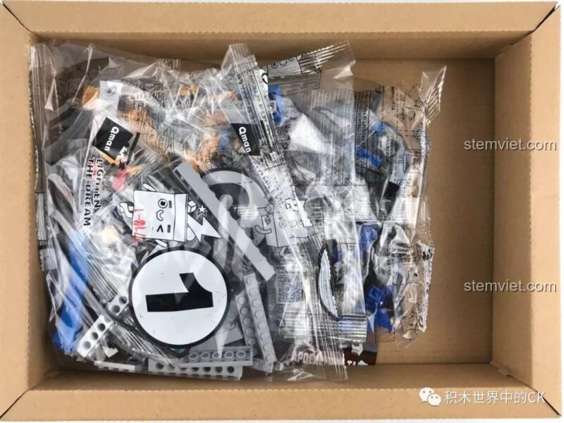 Hình ảnh mở hộp bộ xếp hình QMAN 2713, cho thấy các túi mảnh ghép được đóng gói cẩn thận bên trong.