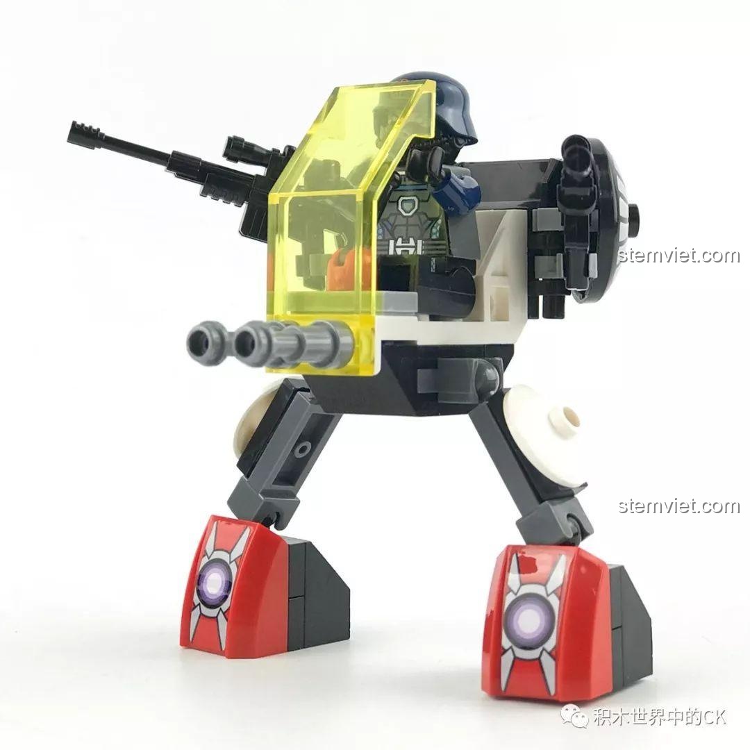 Minifigure Finn điều khiển Robot Mini, sẵn sàng đối đầu với Xe Tăng Khải Huyền.