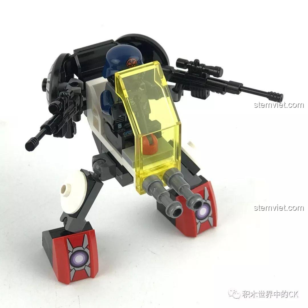Robot Mini trong tư thế chiến đấu, một phần của bộ đồ chơi mô hình QMAN 2713.