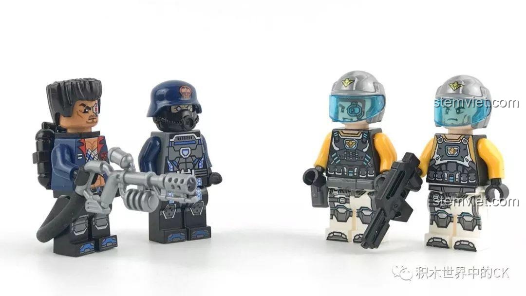 Toàn bộ 4 minifigures của bộ lắp ráp Xe Tăng Khải Huyền QMAN 2713, chia thành 2 phe chính diện và phản diện.