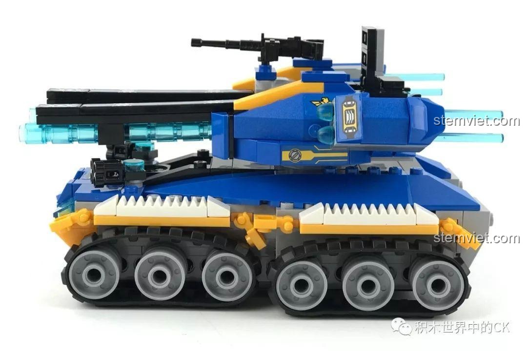 Toàn bộ sản phẩm trong bộ lắp ráp QMAN 2713, bao gồm xe tăng, robot và 4 minifigures.
