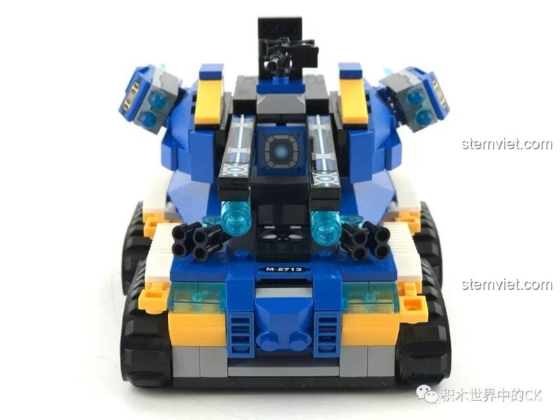 Góc nhìn từ phía sau của xe tăng, cho thấy chi tiết động cơ và đuôi xe.