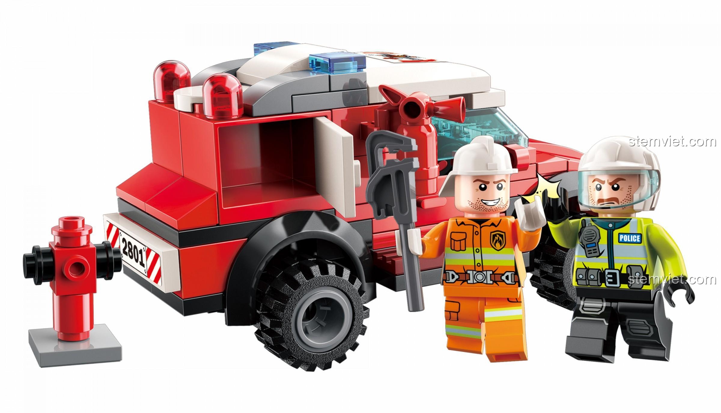 Góc nhìn từ phía sau của Xe Địa Hình Cứu Hỏa 2801 và 2 nhân vật lính cứu hỏa. Bộ lắp ghép QMAN chất lượng cao, phù hợp cho bé trai.