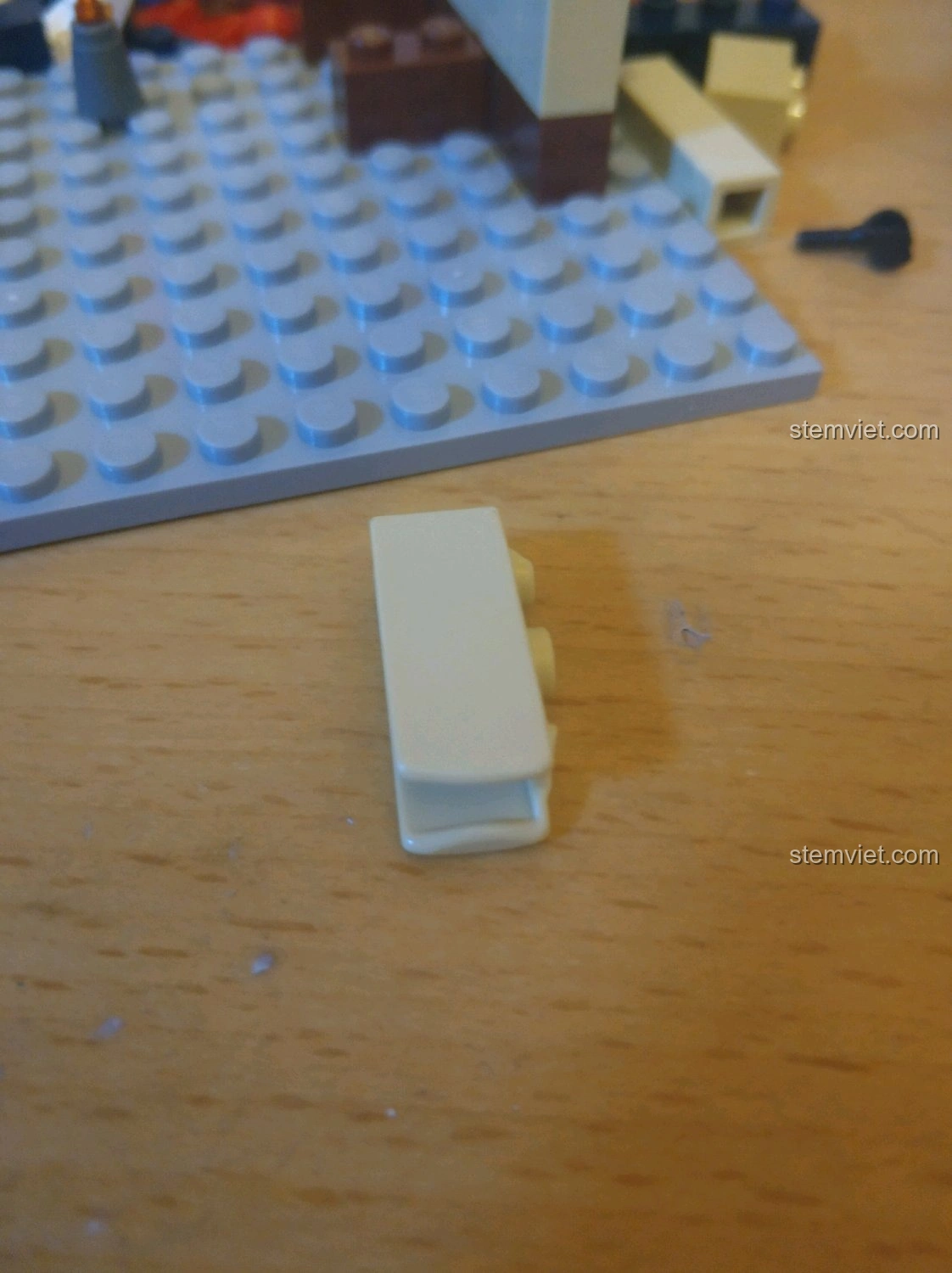 Chi tiết gạch bị lỗi đúc trong bộ lắp ráp QMAN 2804 Cứu Hỏa Nhà Sách, một vấn đề nhỏ về chất lượng.