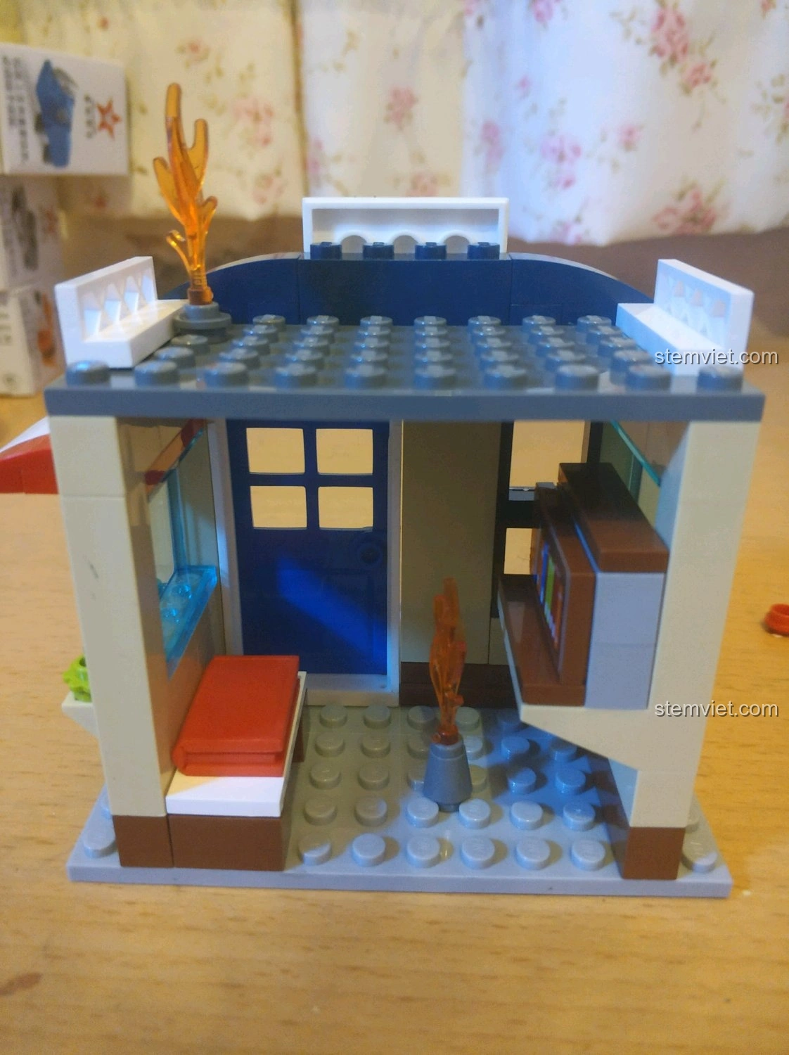 Nội thất bên trong mô hình nhà sách của bộ QMAN 2804, với kệ sách và không gian chi tiết.