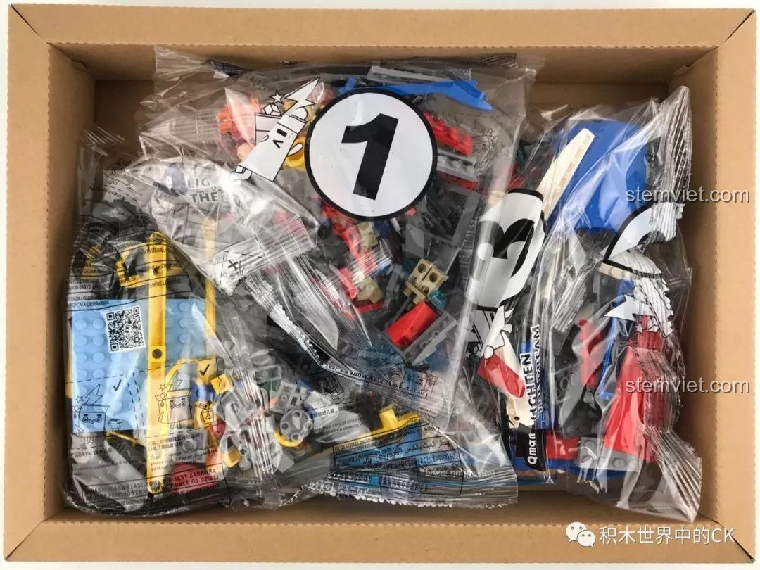 Các túi chi tiết được đánh số bên trong hộp đồ chơi QMAN 2806, sẵn sàng cho bé lắp ráp.