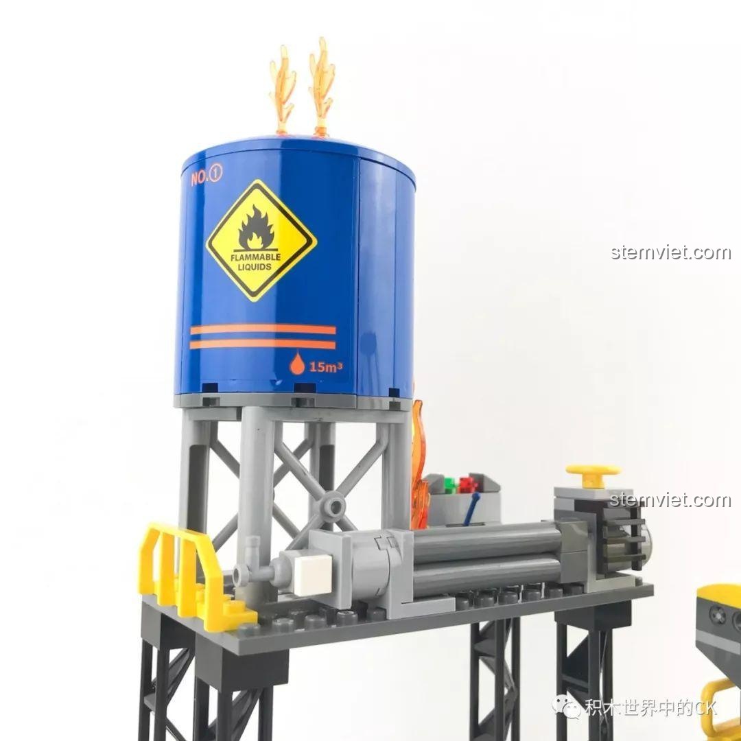 Cận cảnh bồn chứa chất lỏng dễ cháy đang bốc lửa trên giàn khoan.