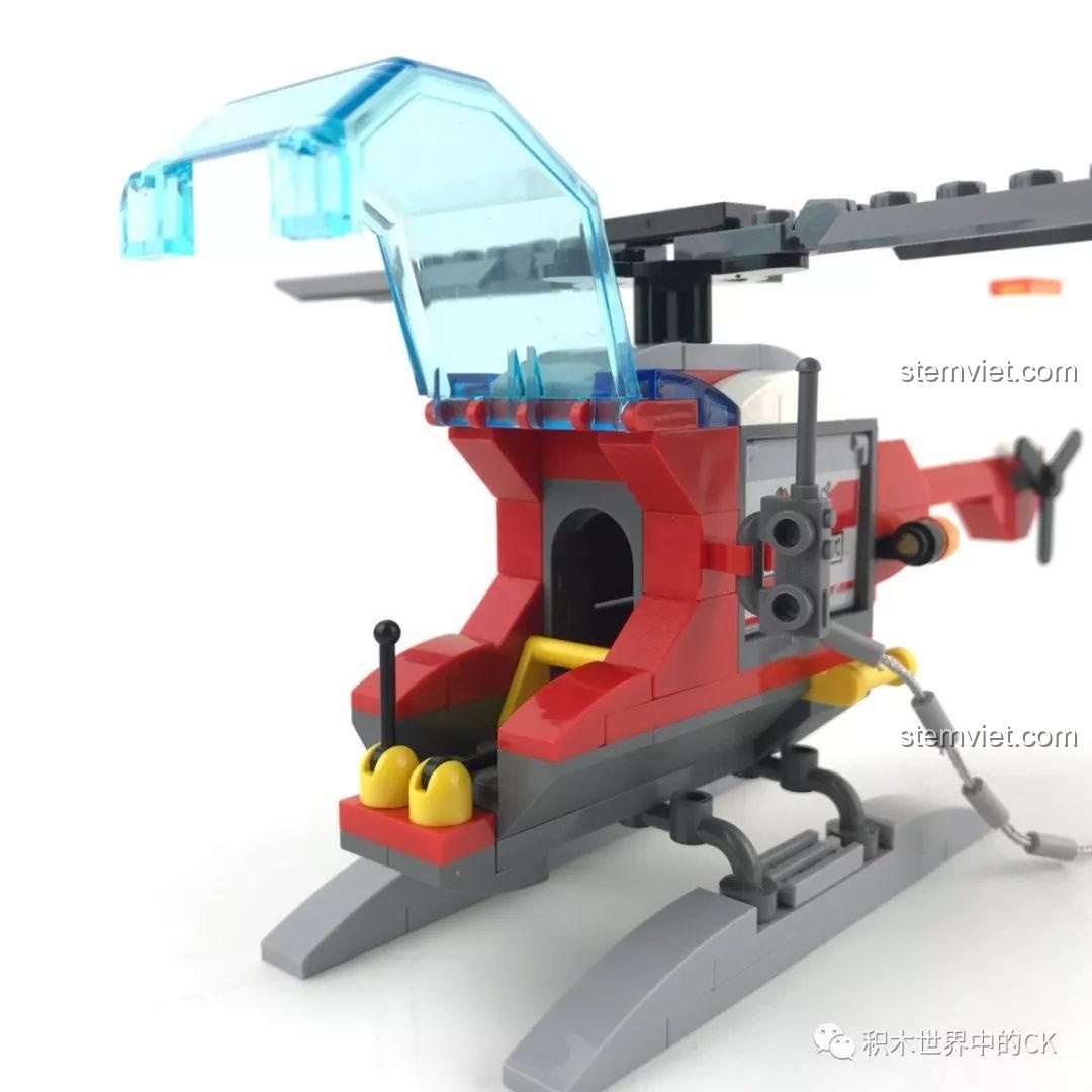 Buồng lái của trực thăng có thể mở ra để đặt minifigure phi công vào.