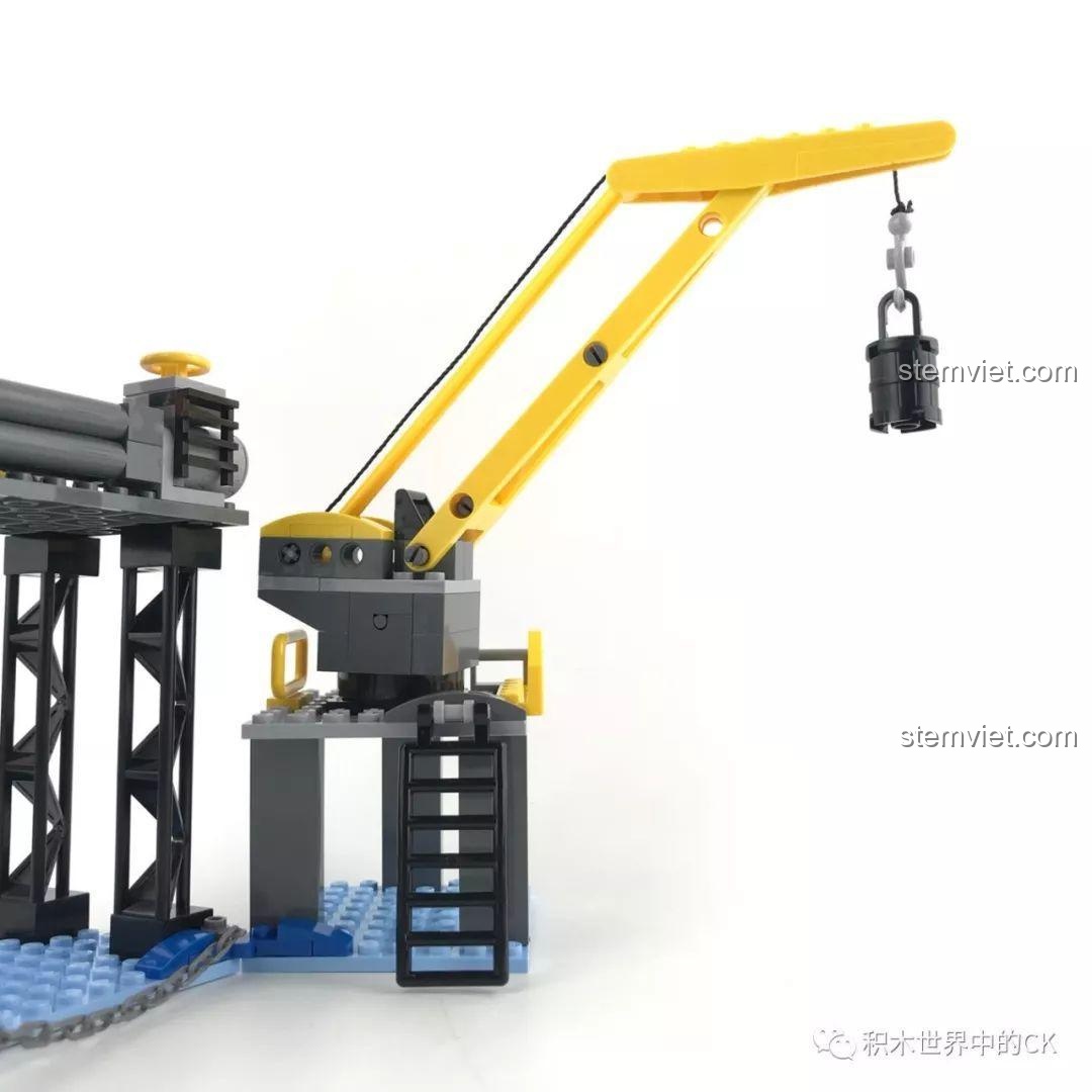 Cần cẩu trên giàn khoan có thể xoay và nâng hạ.