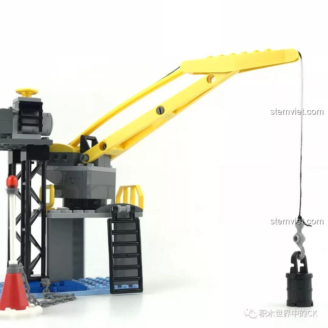 Cần cẩu sử dụng dây và móc để nâng các vật nặng.