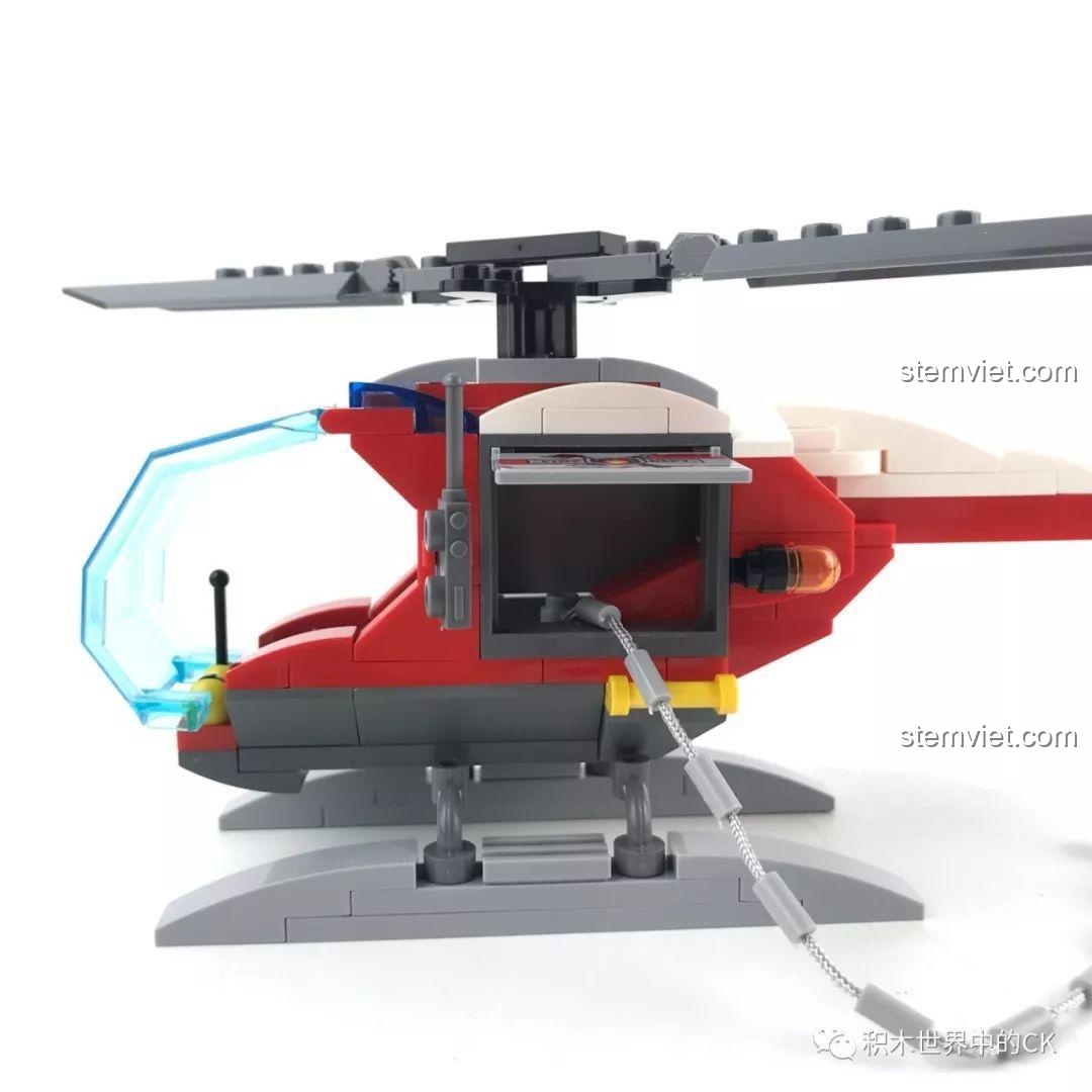 Cửa hông của trực thăng có thể mở ra, tiện cho việc cứu hộ.