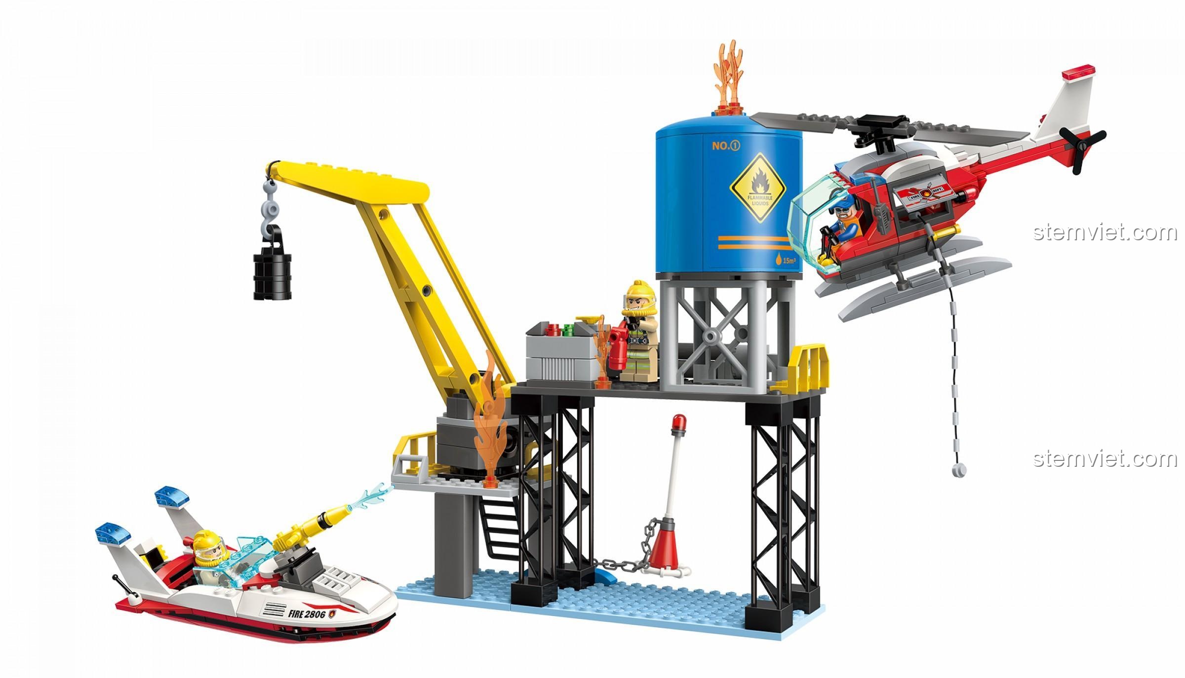 Mô hình QMAN 2806 từ góc nhìn khác, cho thấy trực thăng đang thực hiện cứu hộ trên giàn khoan và tàu cao tốc phun nước dập lửa.