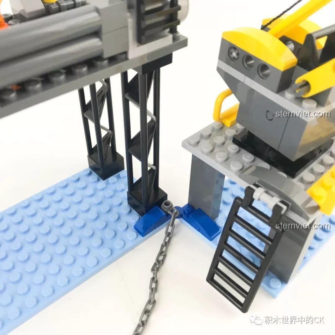 Chi tiết kết nối giữa hai phần của giàn khoan bằng khớp nối và dây xích.