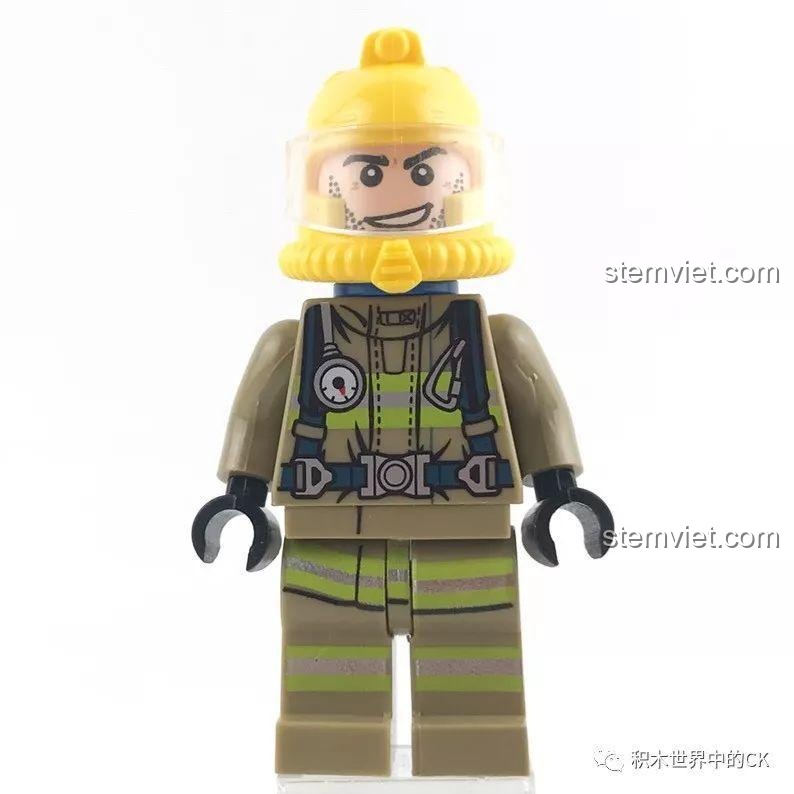 Cận cảnh minifigure lính cứu hỏa Marco với mặt nạ phòng độc và trang bị đầy đủ.