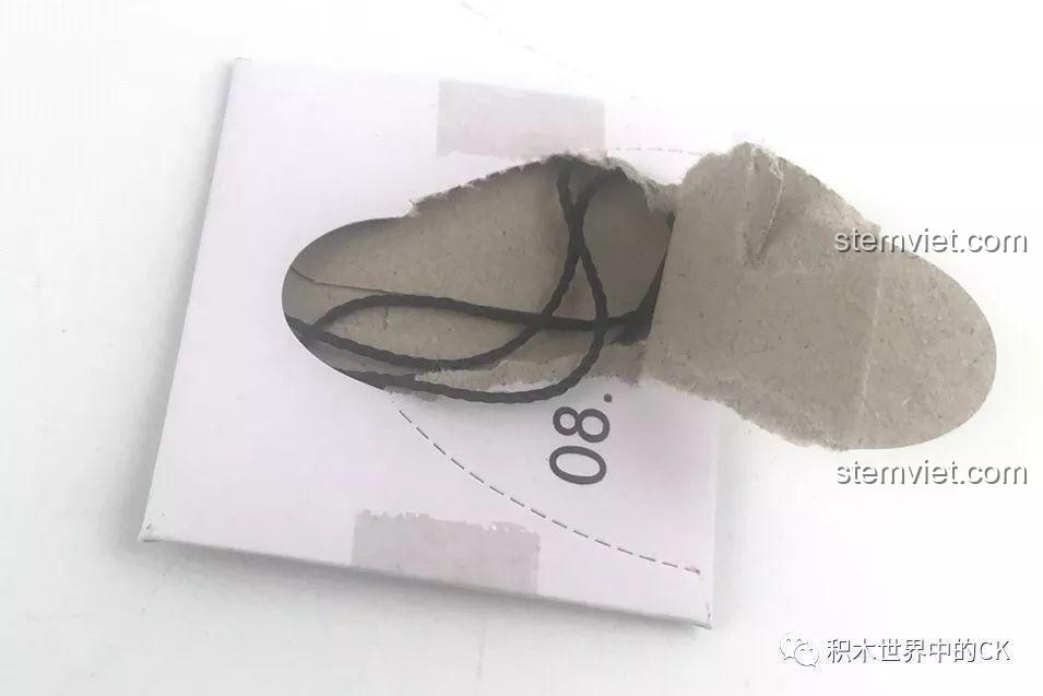 Sợi dây tời màu đen được lấy ra từ hộp giấy.