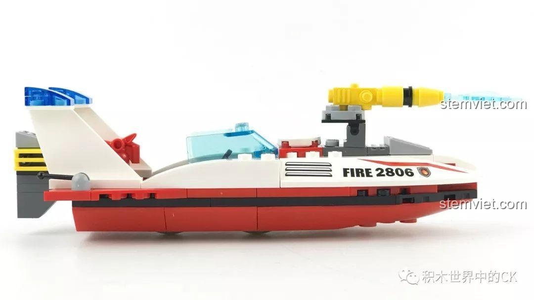 Góc nhìn từ bên hông của tàu cao tốc cứu hỏa.