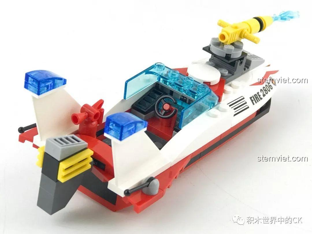 Góc nhìn từ phía sau của tàu cao tốc cứu hỏa.