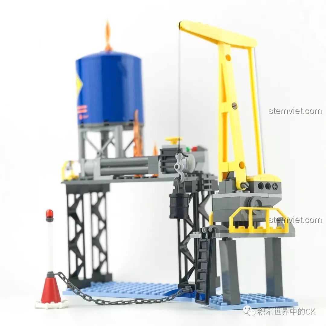 Toàn bộ mô hình giàn khoan dầu với cần cẩu đang hoạt động.