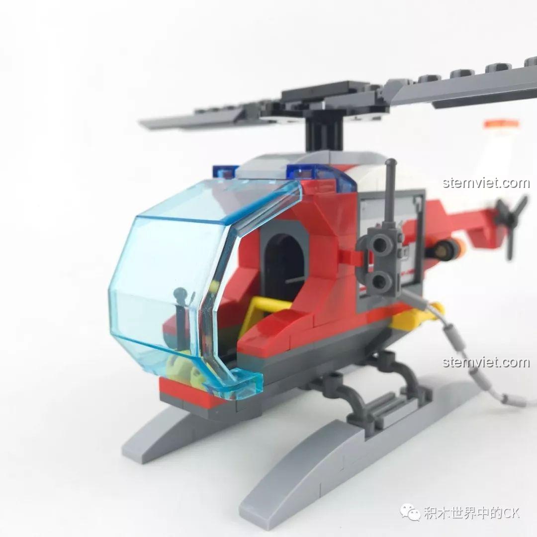 Góc nhìn từ phía trước của trực thăng cứu hỏa QMAN 2806.