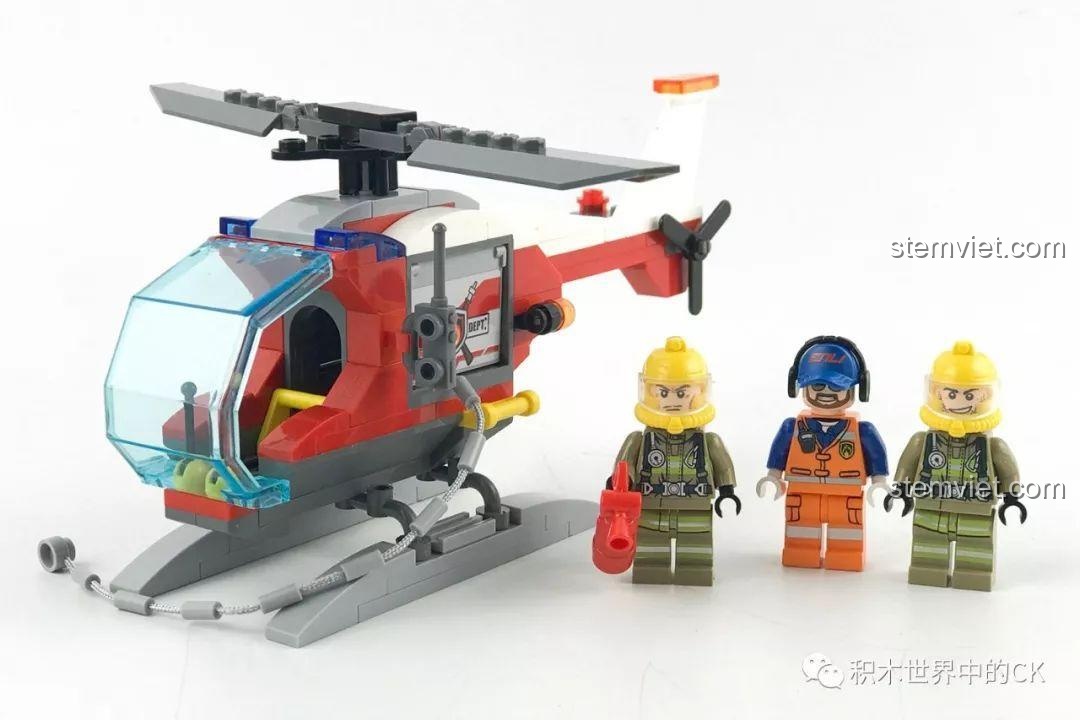 Mô hình trực thăng cứu hỏa và 3 minifigures sau khi lắp ráp xong.