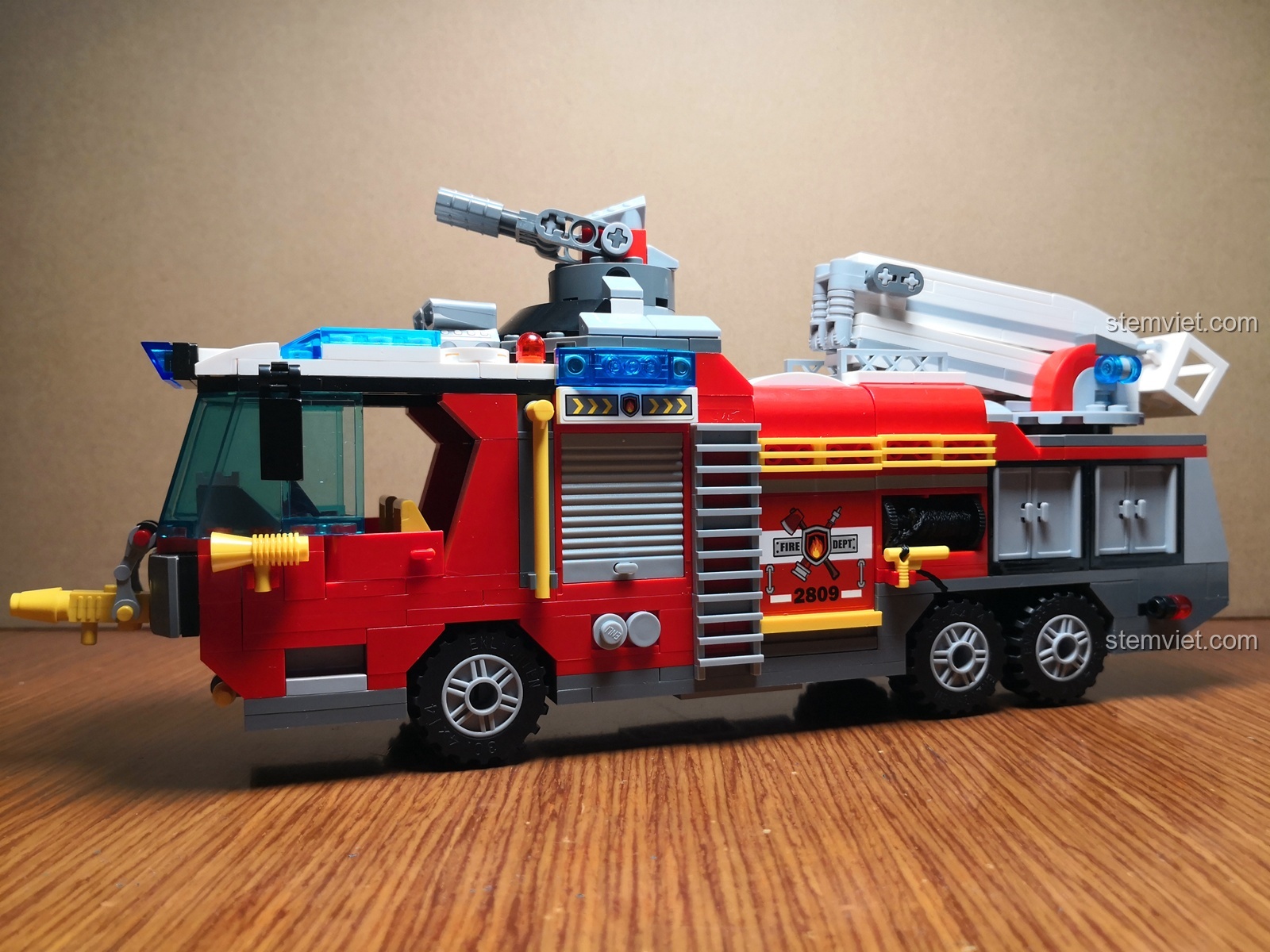 Mô hình xe cứu hỏa QMAN 2809 hoàn chỉnh, góc nhìn từ bên hông phải, khoe trọn vẻ ngoài hầm hố.