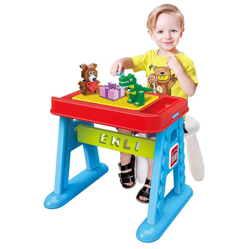 Bàn học lắp ghép QMAN 2904 với bé trai đang chơi